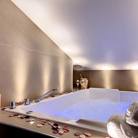 Cocon Blanc Calin Avec Jacuzzi Privatif - Loveroom Insolite Saint-Etienne  Exterior foto