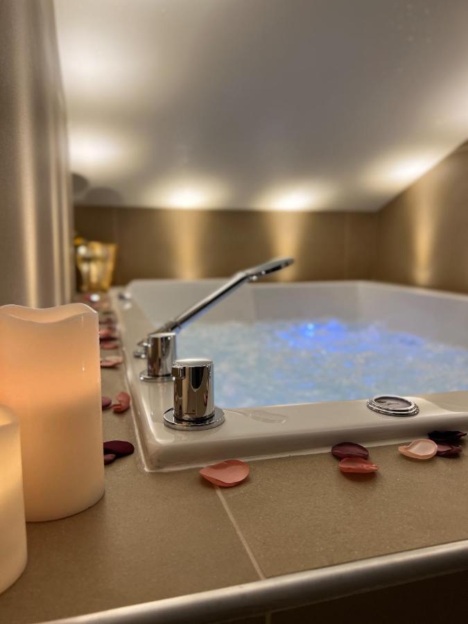Cocon Blanc Calin Avec Jacuzzi Privatif - Loveroom Insolite Saint-Etienne  Exterior foto