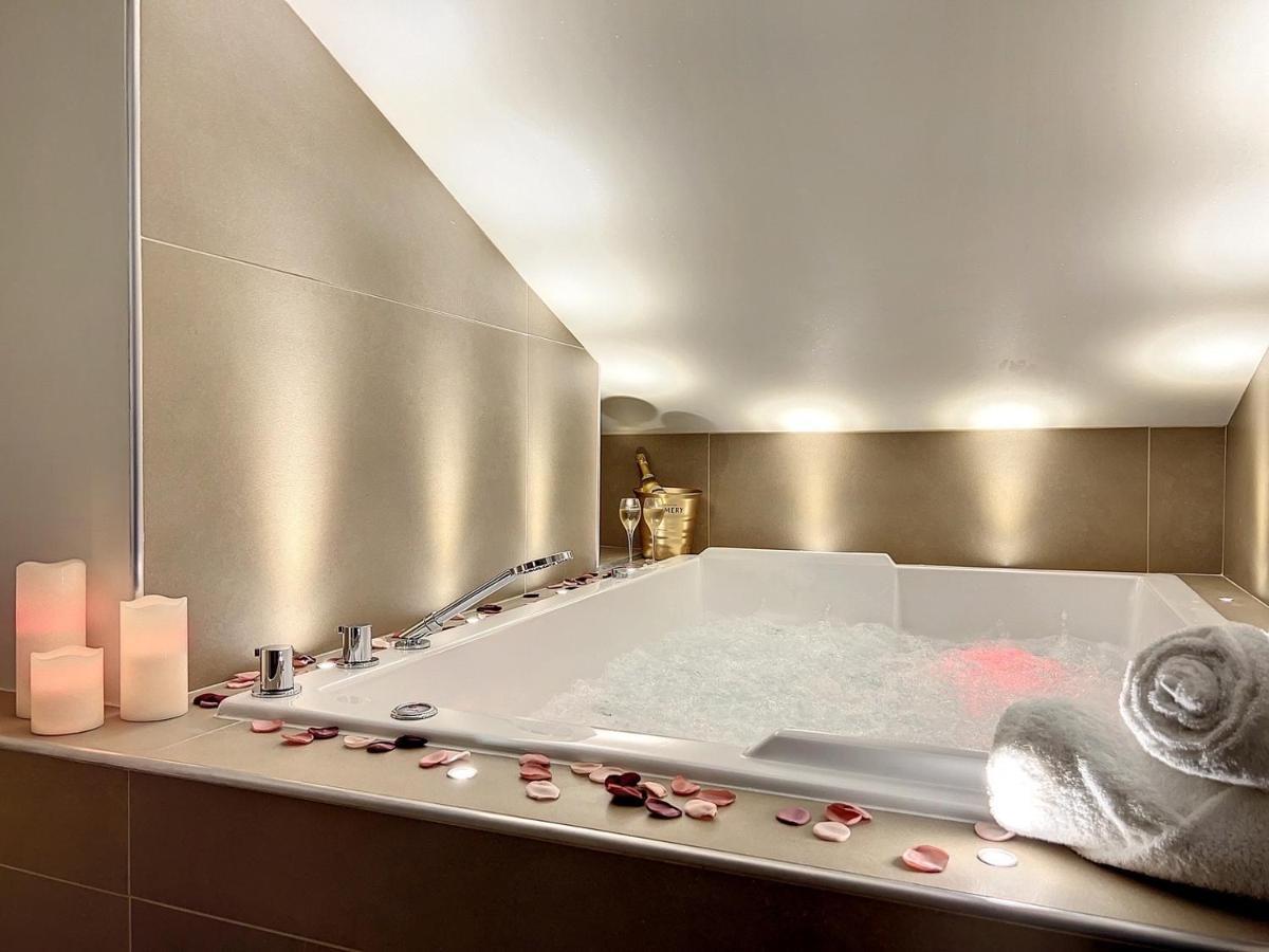 Cocon Blanc Calin Avec Jacuzzi Privatif - Loveroom Insolite Saint-Etienne  Exterior foto